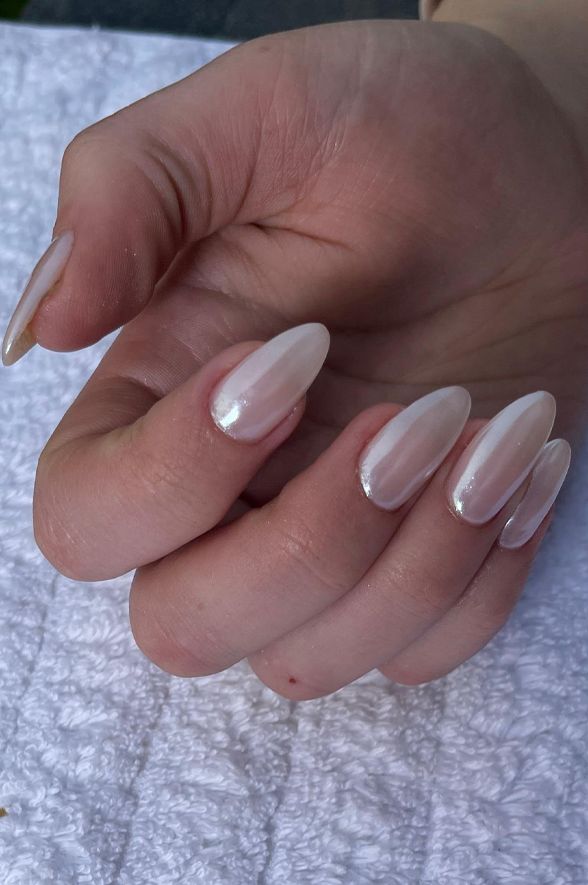 Structured gel overlay set with a glossy natural finish